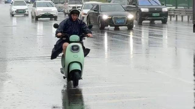 台风预警生效中！广州街头风雨交织，行人冒雨赶路