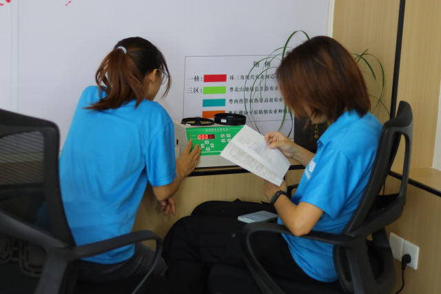 学生们研究改进数粒机   曾圣杰摄