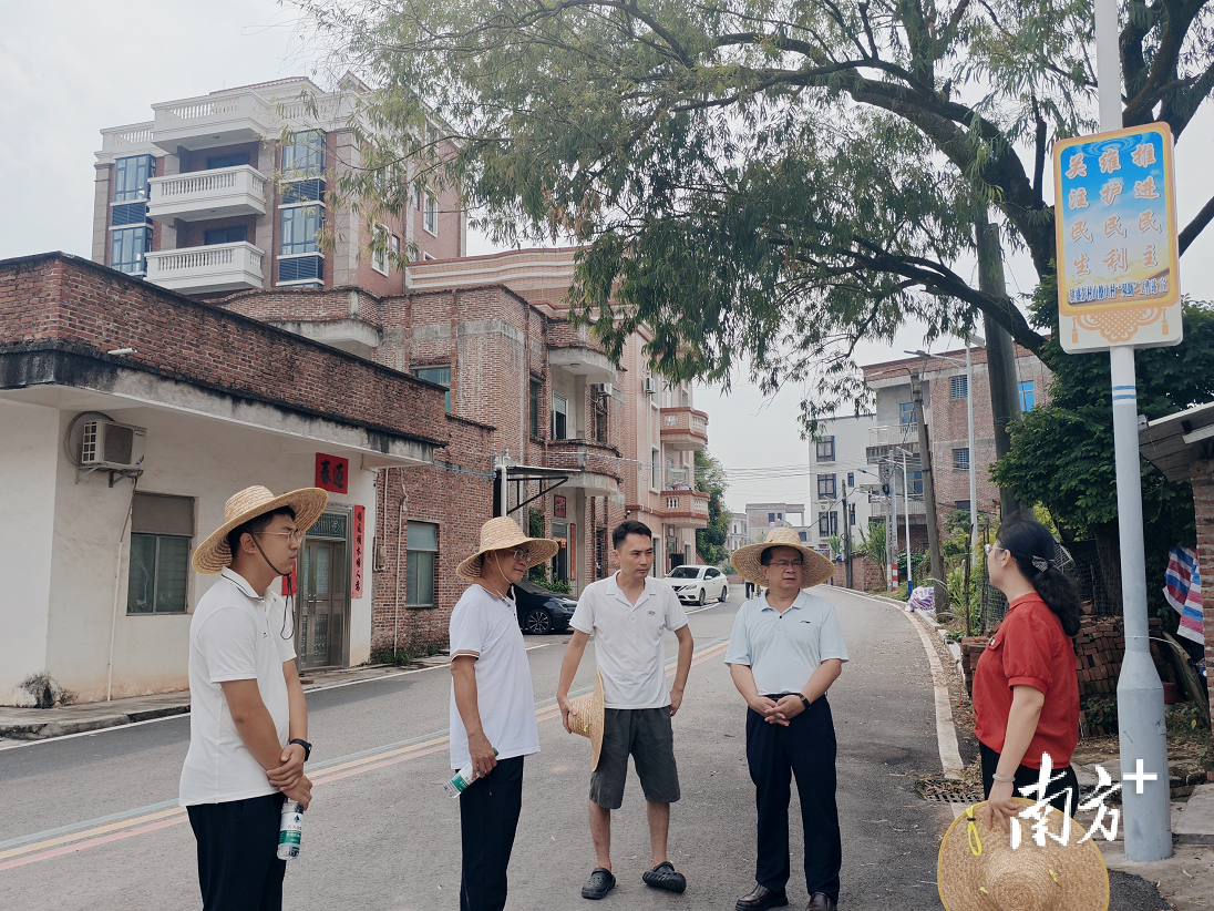 7月20日，区农全力渔业生产及在建项目防风防汛安全隐患排查工作。村局增强果树抗风能力；组织区内收割机抢收水稻，筑牢