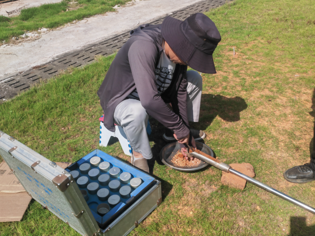工作人员指导开展土壤水分测定  杨忠飞摄