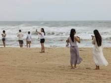 台风过境后的阳江海陵岛：海边巨浪不止，生活逐渐恢复