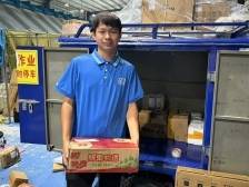 风雨中徒手清理路障，这位快递小哥找到了！