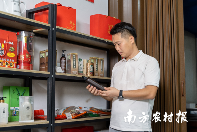 荣佳黎认为，通过现代手段改良侗族传承的宝贝，能够被大众所接受。