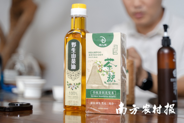 近年来，荣佳黎经常带着公司的洗发水和粮油产品去各地参展。