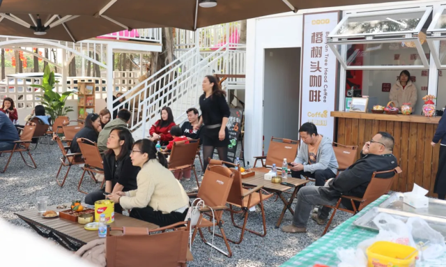 梁明星將閑置農房和宅基地改造為集榕樹頭咖啡、平安喜樂餐廳等主題區域的“蓮韻三灣小院”。 受访者供图 梁明星將閑置農房和宅基地改造為集榕樹頭咖啡、平安喜樂餐廳等主題區域的“蓮韻三灣小院”。 受访者供图