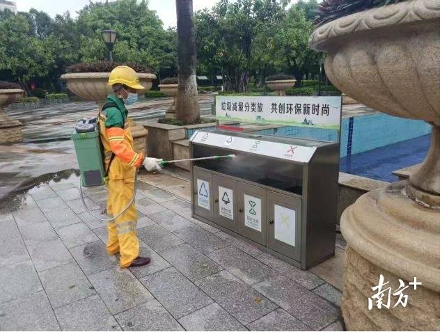 三水对垃圾收集站、公园等重点区域铺开蚊媒孳生地排查清理行动。 三水区城管执法局 供图 三水对垃圾收集站、公园等重点区域铺开蚊媒孳生地排查清理行动。 三水区城管执法局 供图