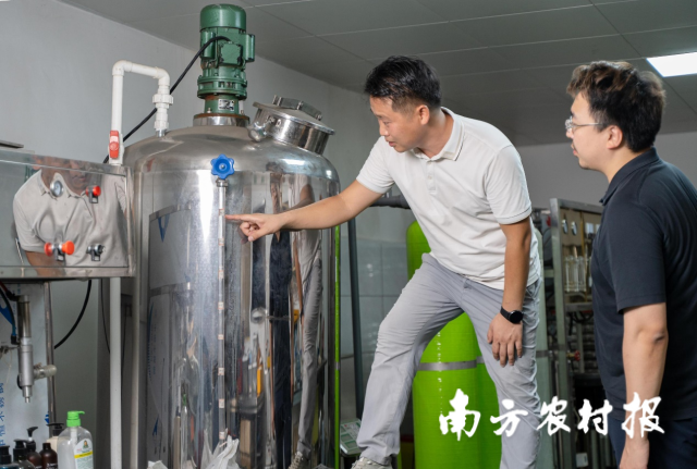 荣佳黎向记者介绍公司用来研发洗发水的装置。