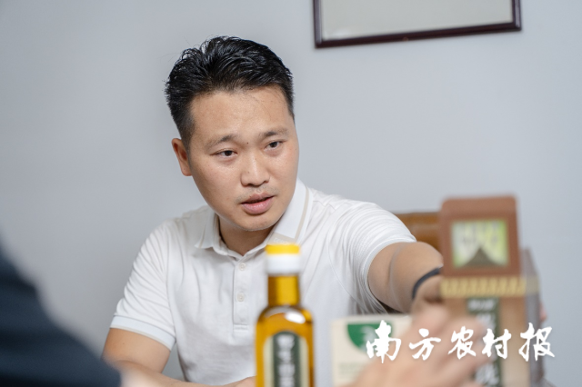 荣佳黎的茶麸洗发水产业，年均产值近500万元。