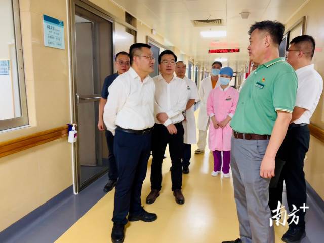 南海区委书记顾耀辉现场确认定点医院收治能力充足、院感防控措施到位。    南方+记者肖莎莎 摄