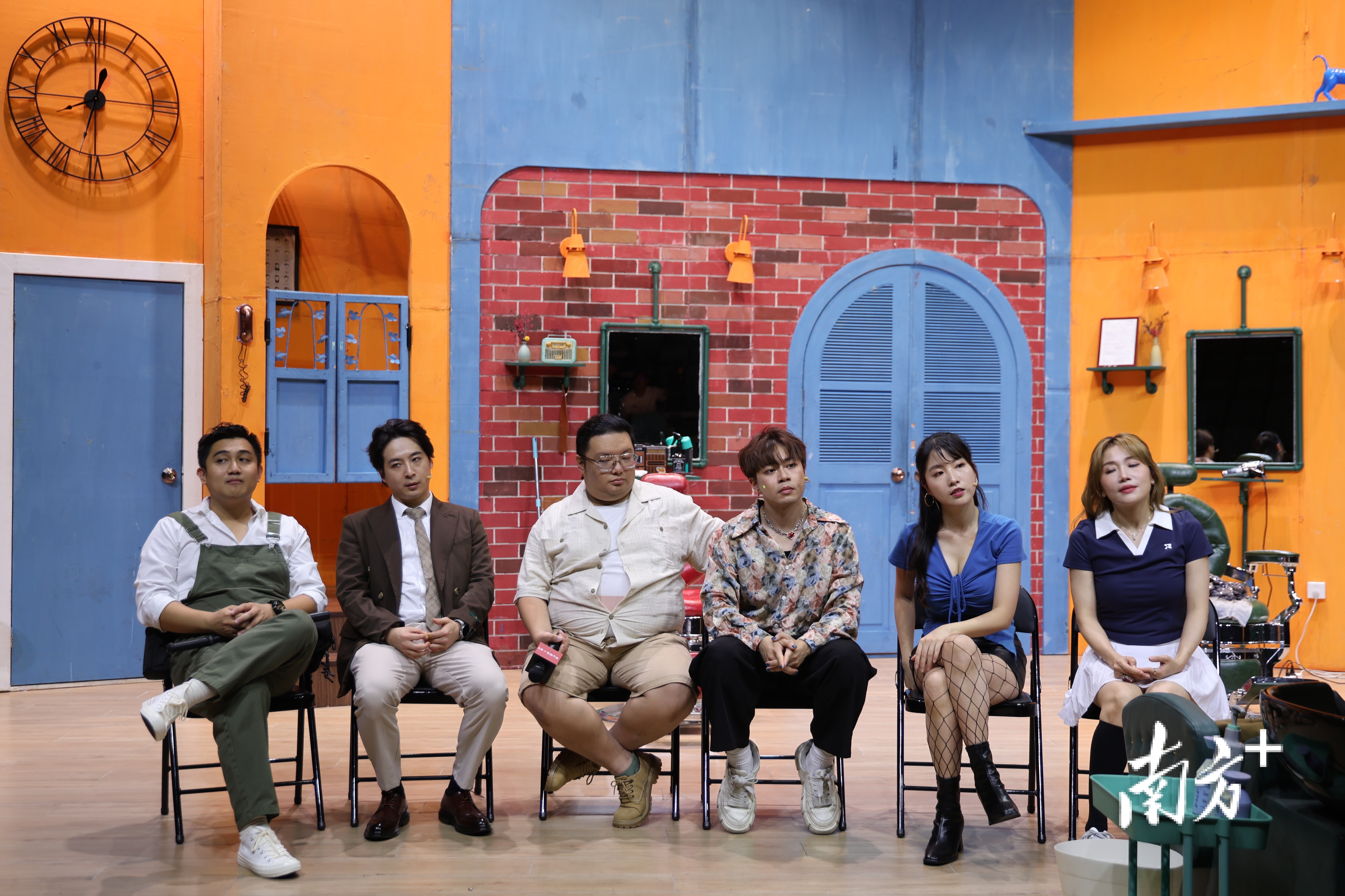 参与粤语版《疯狂理发店》演出的6位演员。 