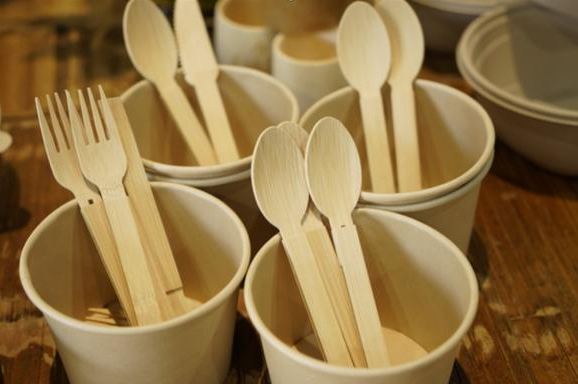 用西牛麻竹笋边角料制成的环保餐具。