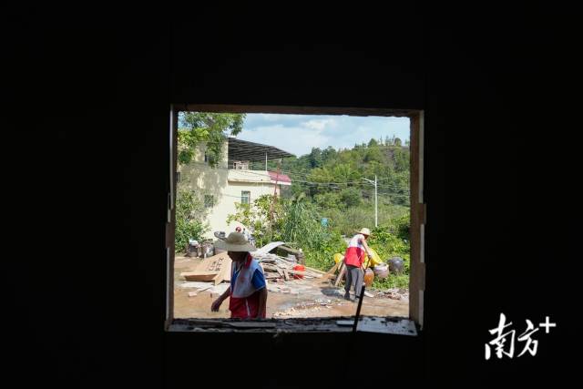 志愿者和爱心人士在欢欢家里忙活 志愿者和爱心人士在欢欢家里忙活