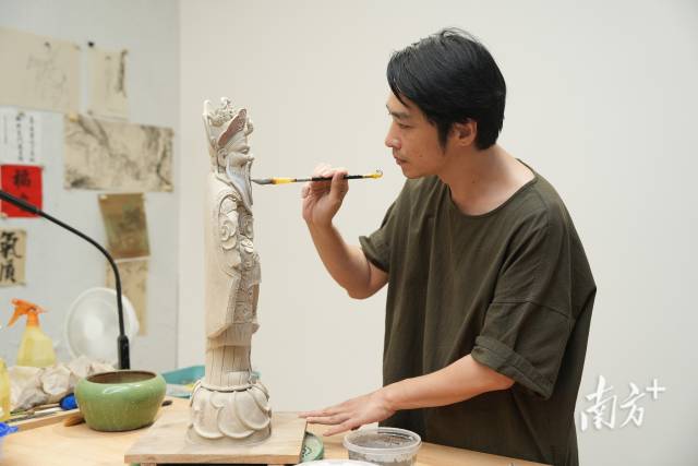 石湾陶塑技艺代表性传承人潘超安在创作