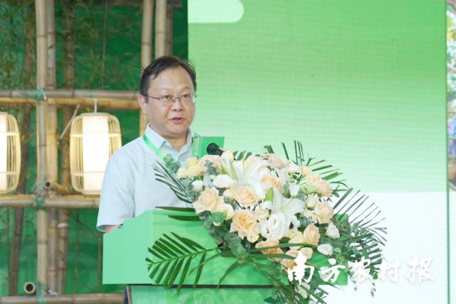 三江侗族自治县人民政府副县长方日红推介三江油茶。