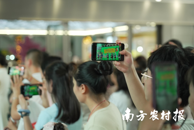 广州街坊欣赏侗族歌舞展演。