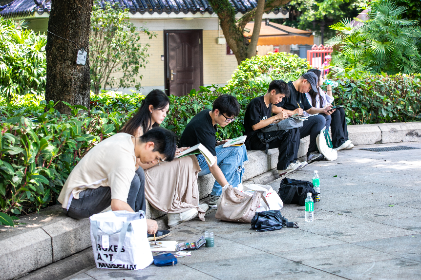 书画艺术家们正在深入规模巨大的风活增城邓山村古榄园寻找创作灵感。其中一级古树及名木达851株。动正动小小讲解员正在为青年书画艺术家们介绍“木棉王”的翰墨历史。书画家们将奔赴广州增城邓山村“古榄园”、千春