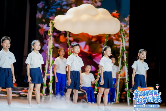 雏凤童声合唱团演唱
