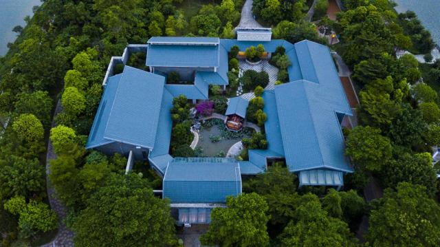 书院坐落于清远市区北江中心岛屿。 