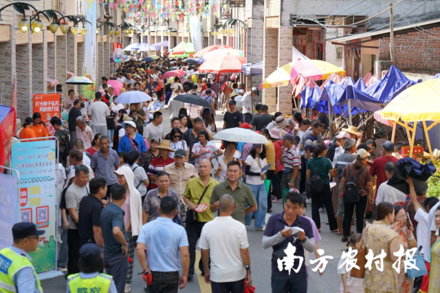 云浮市郁南县“土特产”大集现场火热。