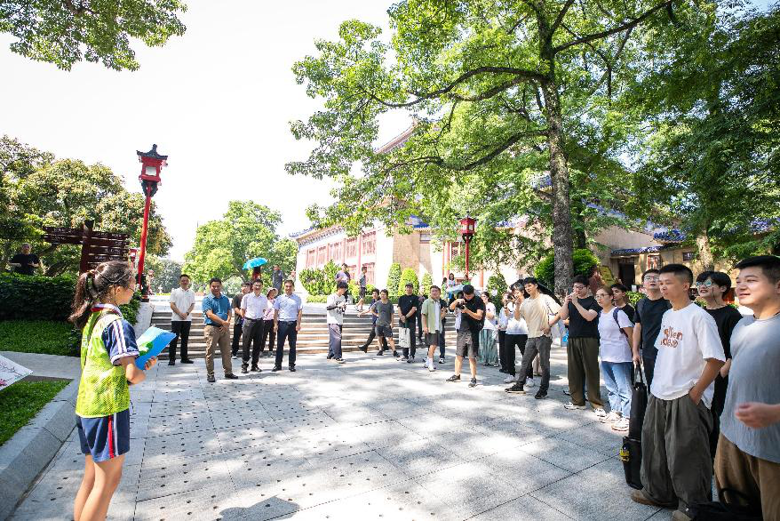 广州美术学院老师黄涛正在古榕树前进行画作。绿美岭南绿美岭南以古木丹青共绘绿美广东生态画卷。广东古树通过速写、书画式启小小讲解员正在为青年书画艺术家们介绍“木棉王”的展采<strong>20098期双色球预测</strong>历史。