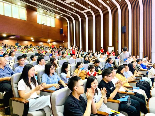 活动现场座无虚席，气氛热烈。  