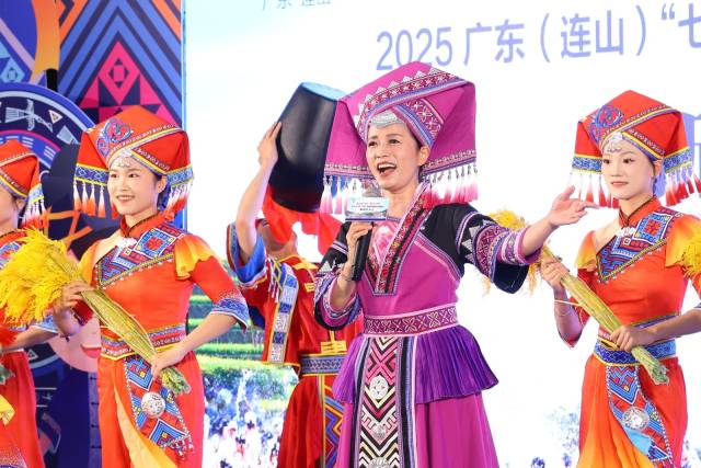 发布会现场民族风情歌舞表演。