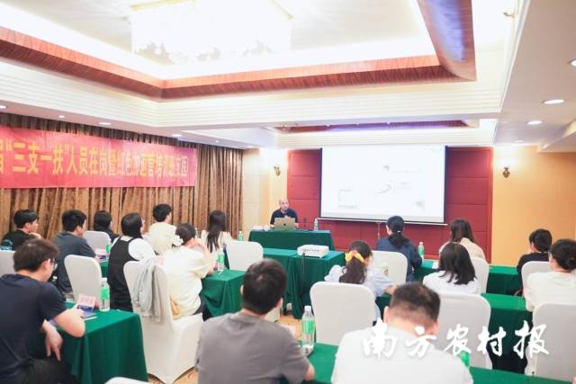 陈发球讲解心肺复苏要点。