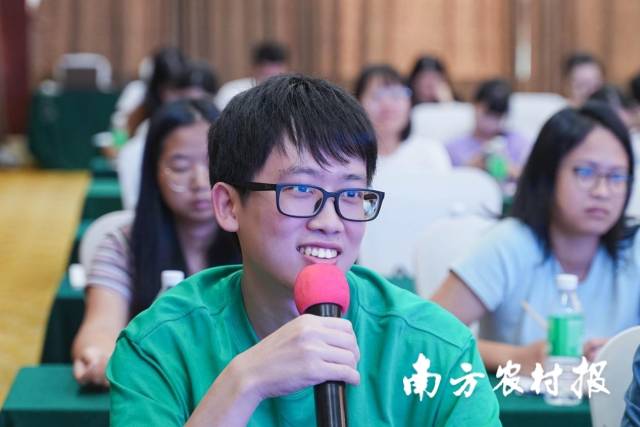 学员与三位代表交流。