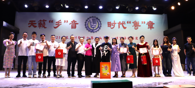汕头赛区首场海选13位选手和嘉宾留影。 