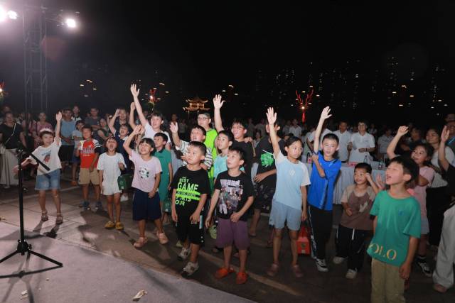 现场有奖问答环节，吸引观众积极参与。