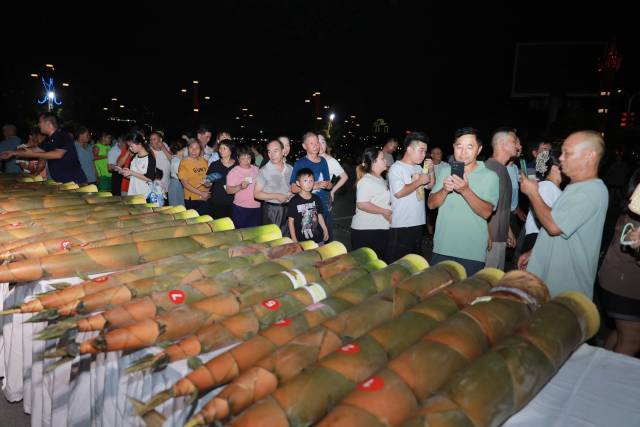 市民纷纷用手机定格笋王风采。