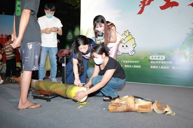 现场为参评笋称重测量。