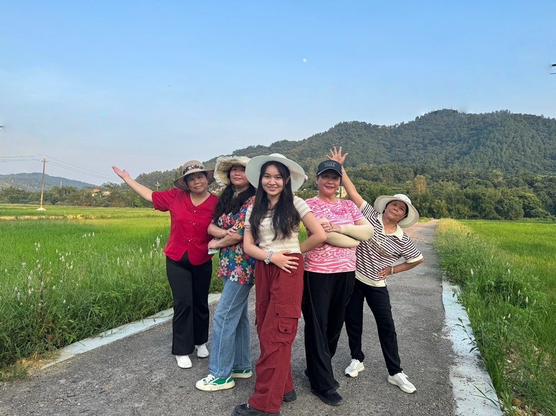 胡娜（左三）与村民们一起在田间拍摄宣传视频