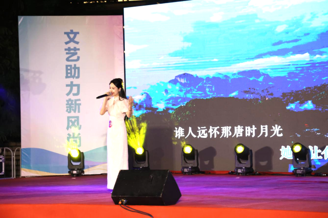 女青年卢思羽演绎原创歌曲《情牵丹霞》。