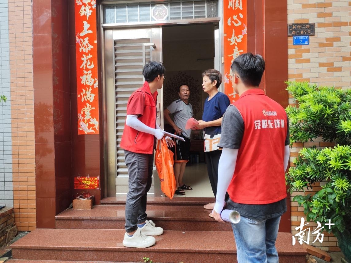 顺德区“双报到”党员到村民家中入户宣传防蚊灭蚊知识。受访者供图