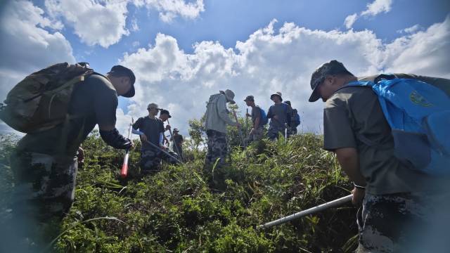 今年6月，云浮林场青年扑火队员携带装备深入指定林区，开展高强度野外拉练。受访者供图