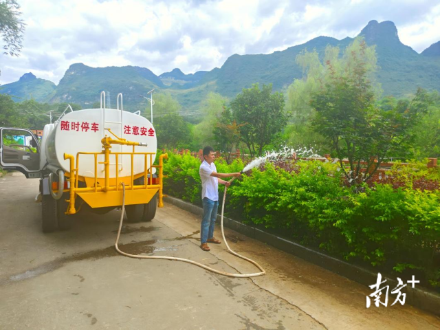 成头冲村有了绿化洒水车。寨岗镇 供图