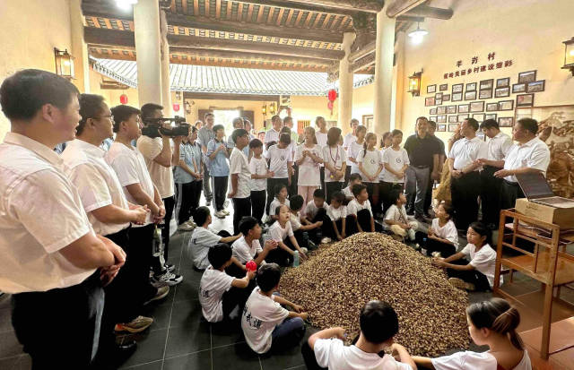 “明师讲堂”在梅州蕉岭开讲：追寻数学之美，陶冶人文精神