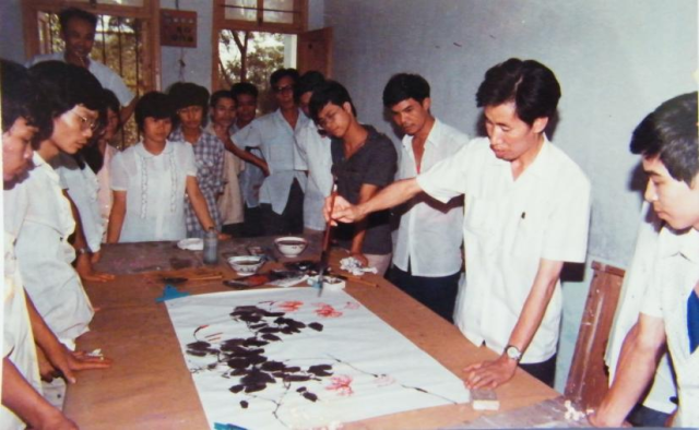 林丰俗（右2）在怀集工作期间，向美术爱好者传授国画创作技巧。方权裕 摄 