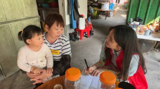胡娜入户了解村民生活情况