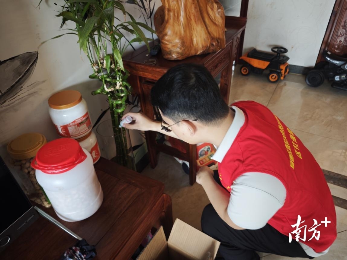 顺德区“双报到”党员入户为已换水的植物添加防虫药剂。受访者供图