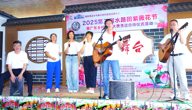 在连州市水路田村百姓舞台，乡村歌手再次唱响《水路田》。  