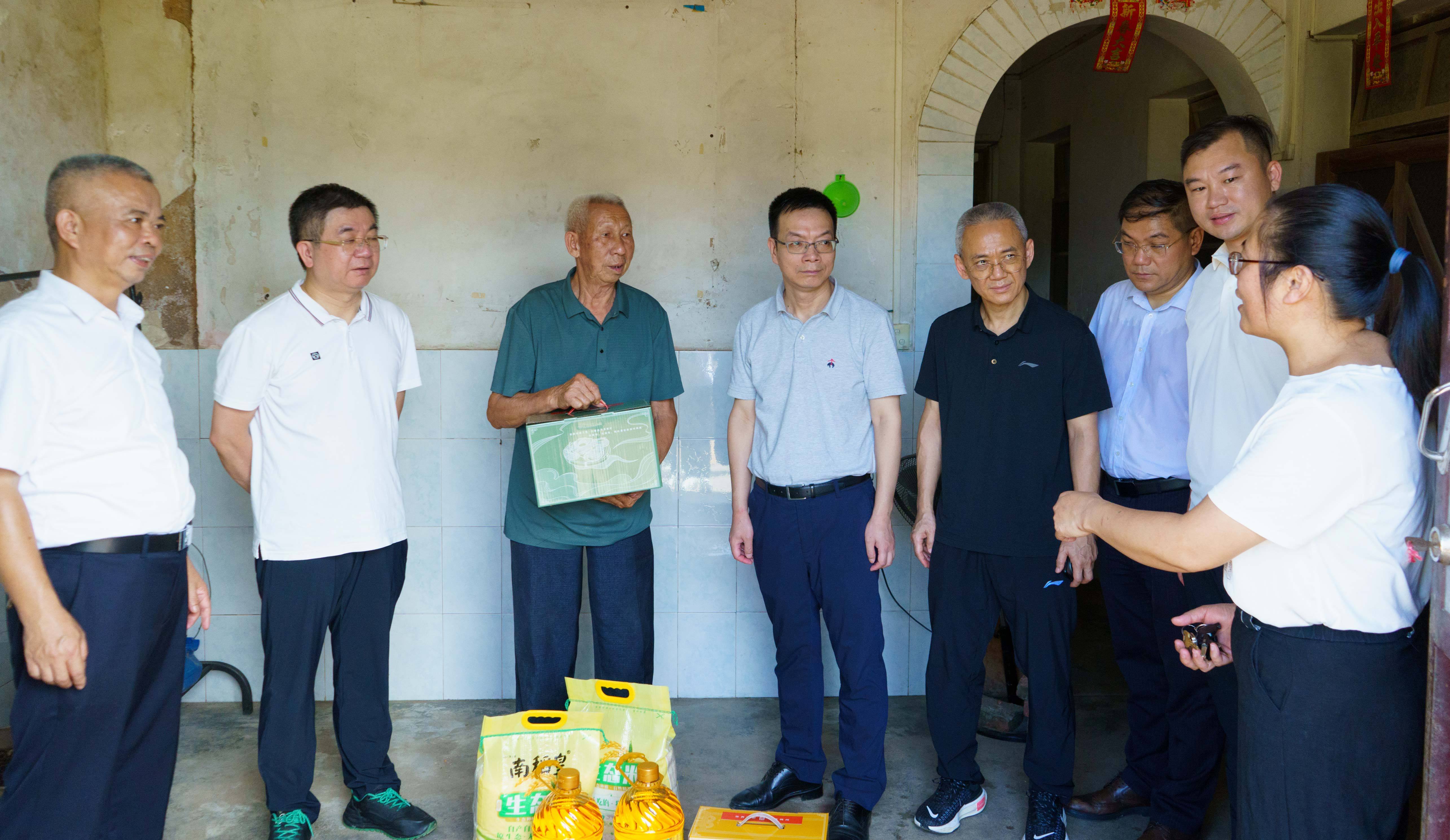 调研组首站深入大柘镇特色农业产业基地。金融