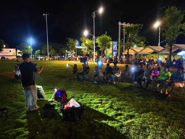 清远市海阳湖中央公园，音乐爱好者常聚此歌唱。