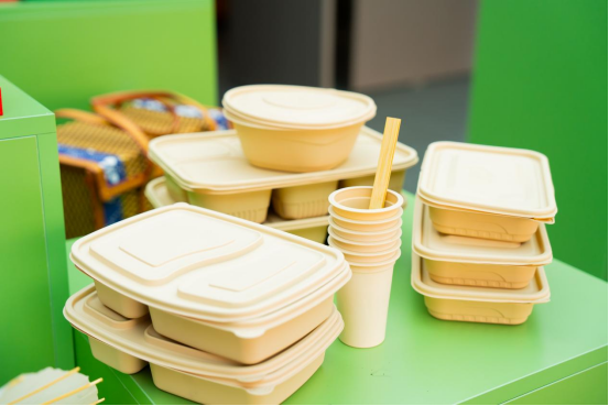 由老麻竹加工而成的可再生竹纤维为主的全降解复合材料。