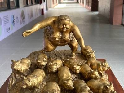 “肥女”走进学校，许鸿飞雕塑艺术展在阳江开幕