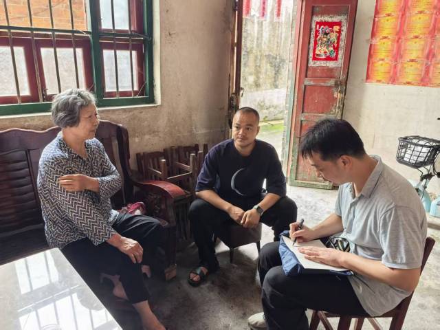 入户了解村民生活急难愁盼问题的“兵书记”黄远亮。