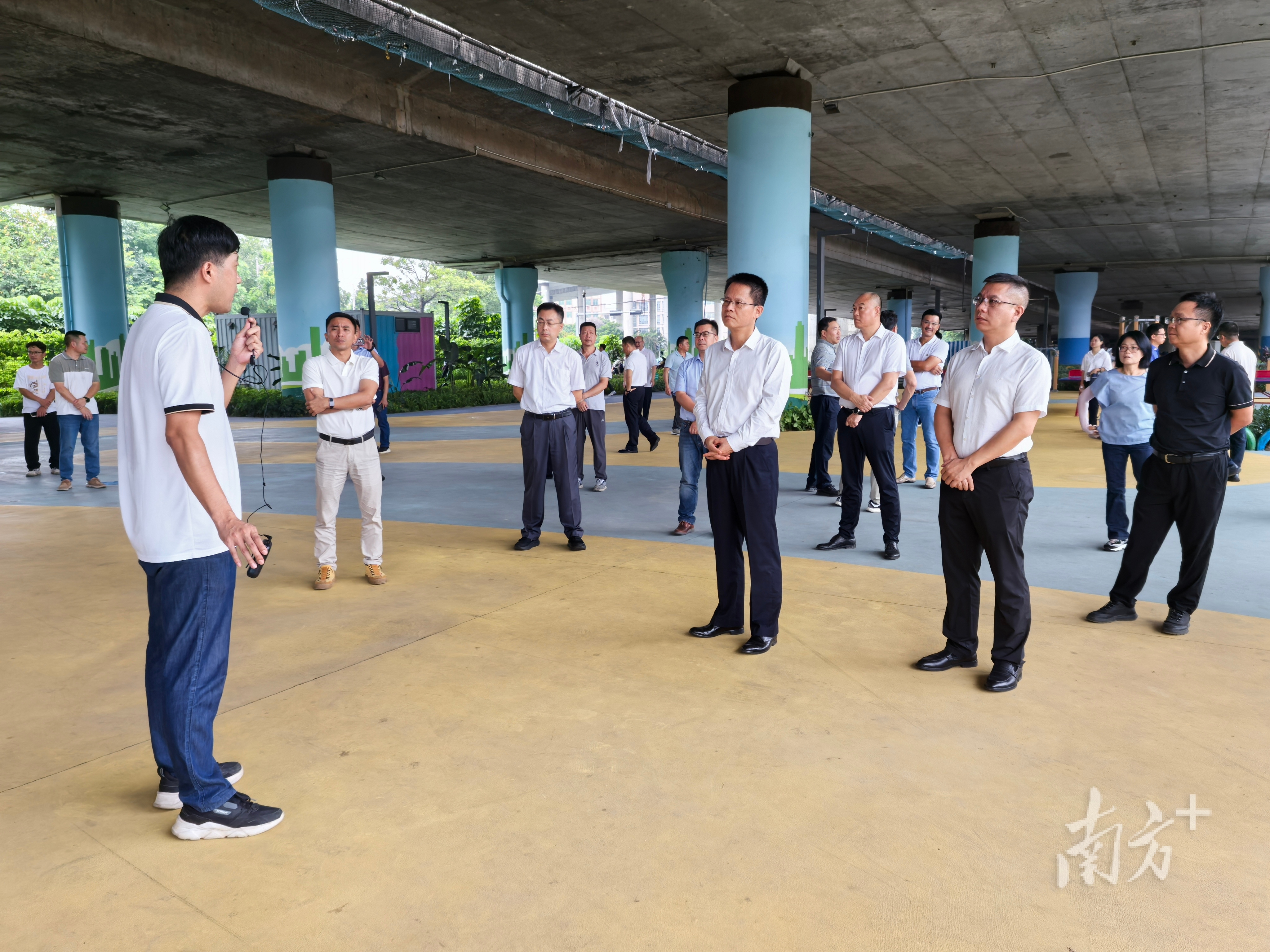 狮山镇干部介绍利桥公园建设情况。  陈康阳 摄