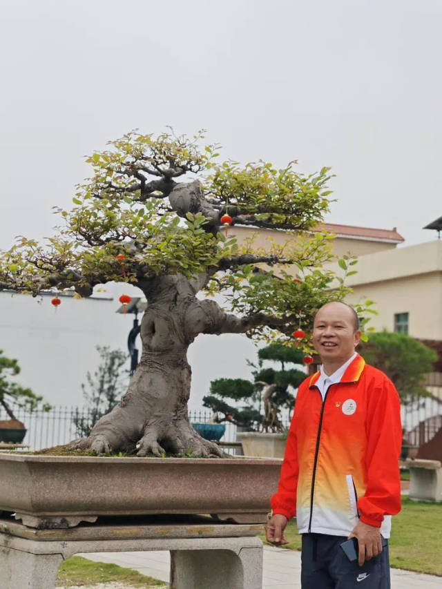 带领瑞岭村民走上盆景产业发展道路的“兵支书”姚标民。