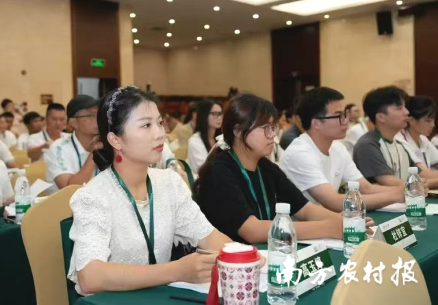 汕头“乡村网红”高玉婷（左一）参加广东千名“乡村网红”大培训。